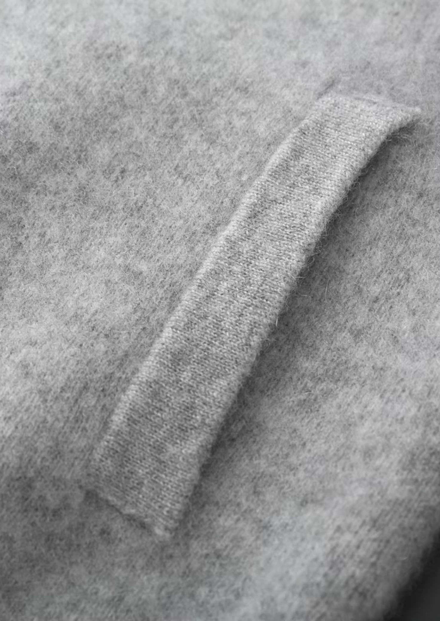 SIGNATURE MERIFIELD™ V-NECK CARDIGAN