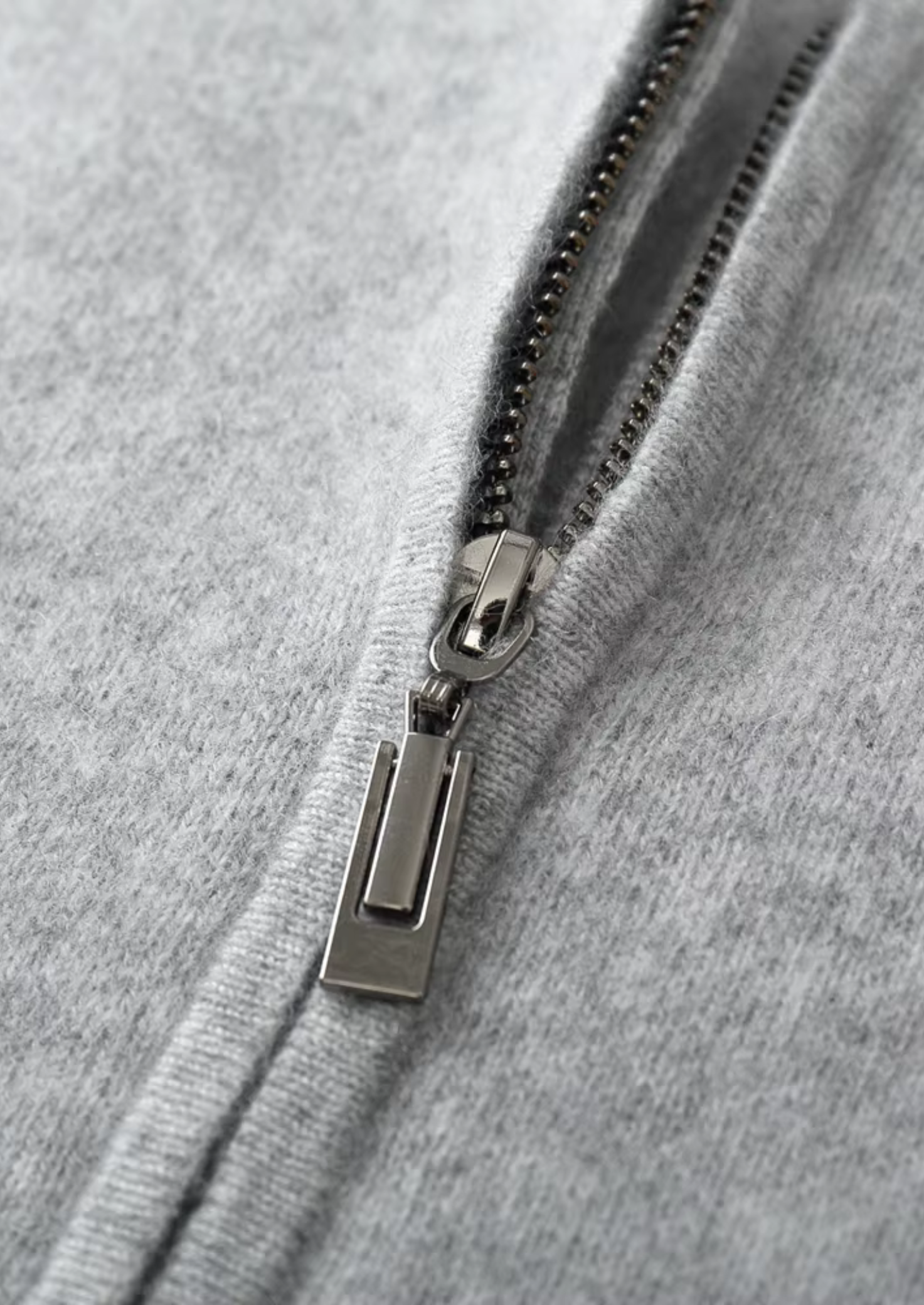 SIGNATURE MERIFIELD™ V-NECK CARDIGAN