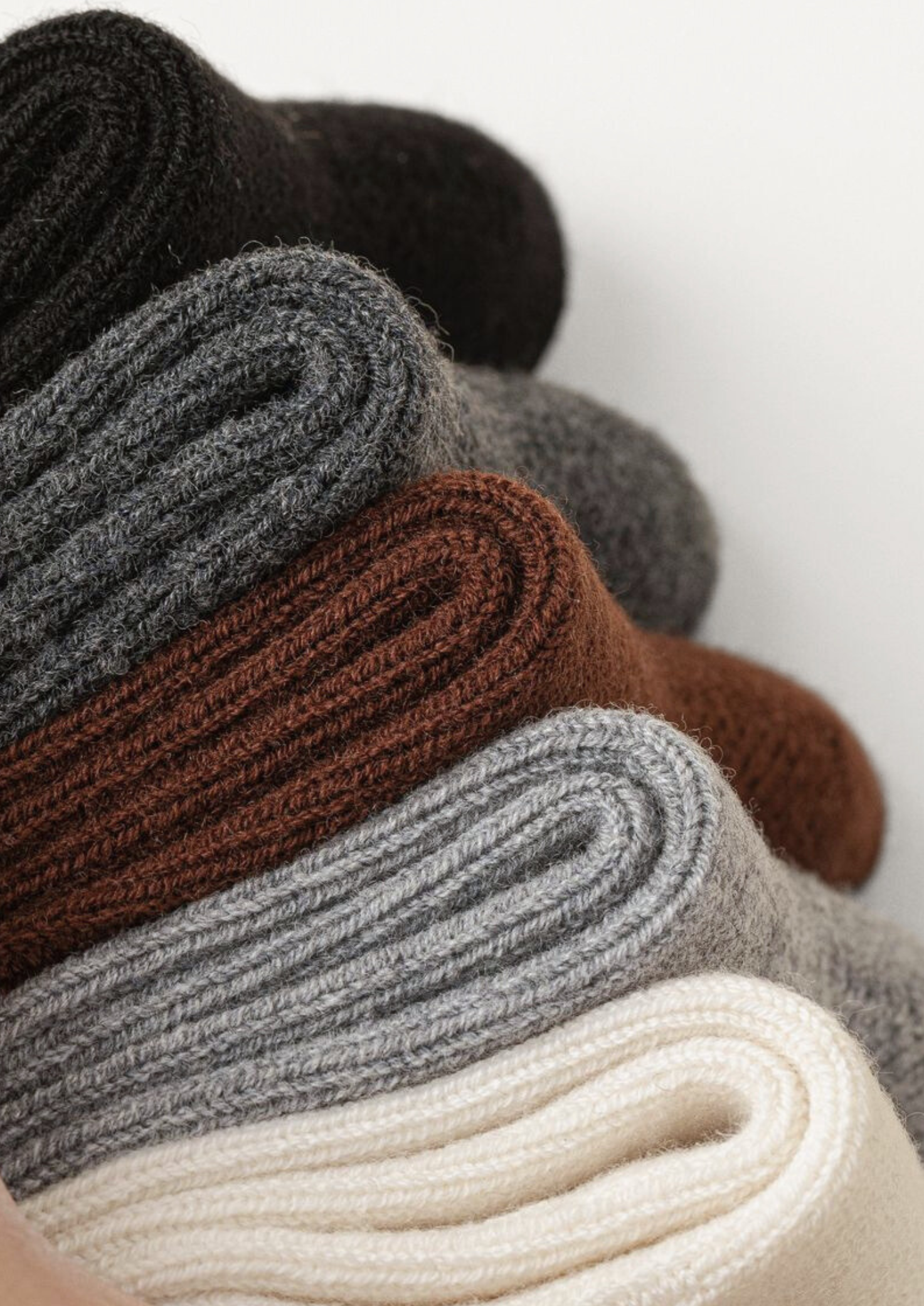 IVORY ULTRA-SOFT RIBBED MERINO WOOL SOCKS